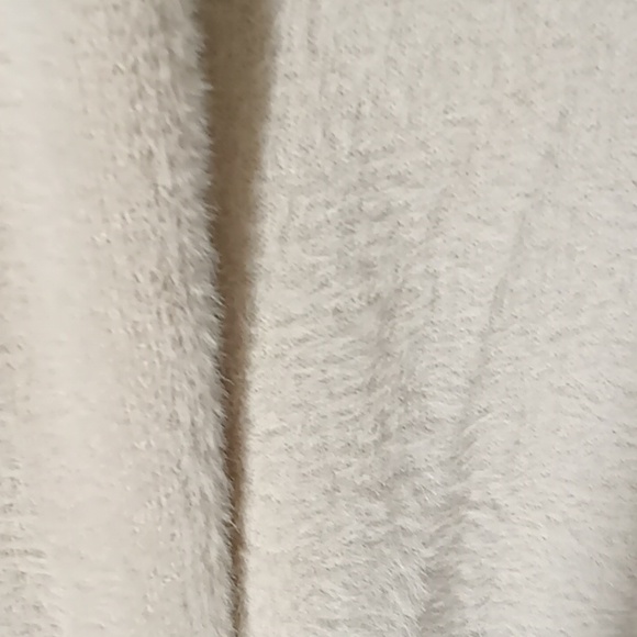 Peyton Primrose Nylon Blend Cream Fuzzy Sweater Size Small Ptp 22" L 27" - Picture 4 of 9